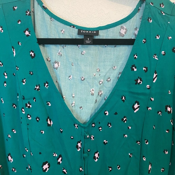 TORRID✨Lace Up Back Challis Tee - Picture 2 of 8